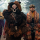 Jeunes acteurs de Sweet Tooth de Netflix vêtus de costumes pour les faire ressembler à un cheval, un ours, un tigre et un rhinocéros.